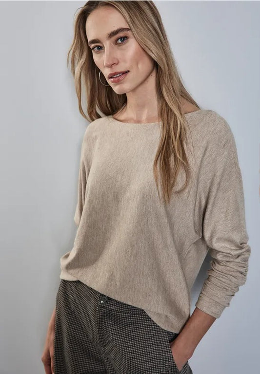 Finstickad dolman tröja med rynkad arm, honey sand melange